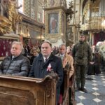 11.11.2022. Sandomierz. Msza za ojczyznę. Na zdjęciu (od lewej): w pierwszym rzędzie Krzysztof Szatan - przewodniczący klubu PiS w Radzie Miasta Sandomierza, poseł Marek Kwitek / Fot. Grażyna Szlęzak - Radio Kielce