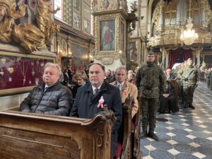 11.11.2022. Sandomierz. Msza za ojczyznę. Na zdjęciu (od lewej): w pierwszym rzędzie Krzysztof Szatan - przewodniczący klubu PiS w Radzie Miasta Sandomierza, poseł Marek Kwitek / Fot. Grażyna Szlęzak - Radio Kielce