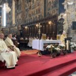 11.11.2022. Sandomierz. Msza za ojczyznę. Na zdjęciu (od lewej): ks. Jacek Marchewka -proboszcz parafii katedralnej, ks. Jerzy Dąbek - wikariusz generalny diecezji sandomierskiej, biskup diecezji sandomierskiej Krzysztof Nitkiewicz / Fot. Grażyna Szlęzak - Radio Kielce