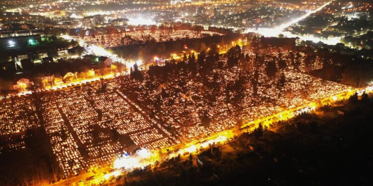 01.11.2022. Kielce. Nekropolie przy ulicy Ściegiennego. / Fot. Jarosław Kubalski - Radio Kielce