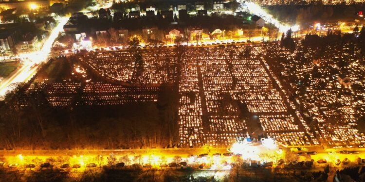 01.11.2022. Kielce. Nekropolie przy ulicy Ściegiennego. / Fot. Jarosław Kubalski - Radio Kielce