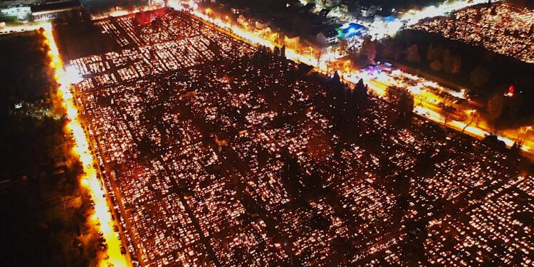 01.11.2022. Kielce. Nekropolie przy ulicy Ściegiennego. / Fot. Jarosław Kubalski - Radio Kielce