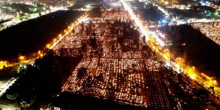 01.11.2022. Kielce. Nekropolie przy ulicy Ściegiennego. / Fot. Jarosław Kubalski - Radio Kielce