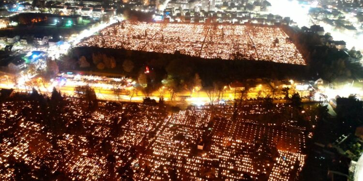 01.11.2022. Kielce. Nekropolie przy ulicy Ściegiennego. / Fot. Jarosław Kubalski - Radio Kielce