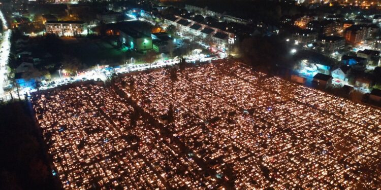 01.11.2022. Kielce. Nekropolie przy ulicy Ściegiennego. / Fot. Jarosław Kubalski - Radio Kielce