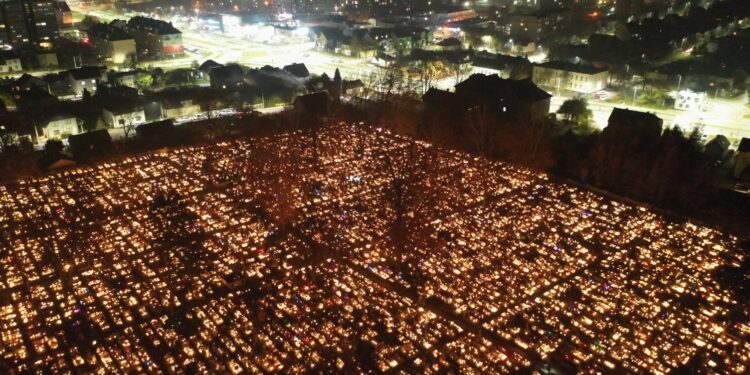 01.11.2022. Kielce. Nekropolie przy ulicy Ściegiennego. / Fot. Jarosław Kubalski - Radio Kielce