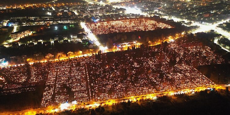 01.11.2022. Kielce. Nekropolie przy ulicy Ściegiennego. / Fot. Jarosław Kubalski - Radio Kielce