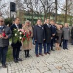 Poseł Marek Kwitek: tylko silny i dumny naród mógł przerwać tak długą niewolę - Radio Kielce 11.11.2022. Sandomierz. Narodowe Święto Niepodległości. Na zdjęciu (od lewej): radni Sandomierza z klubu PiS - od lewej: przewodniczący klubu Krzysztof Szatan, Marek Strugała, Agnieszka Frańczak-Szczepanek, poseł Marek Kwitek, starosta sandomierski Marcin Piwnik, Piotr Chojnacki -wiceprzewodniczący Rady Miasta, członkowie zarządu powiatu sandomierskiego Grażyna Szklarska i Ryszard Nagórny / Fot. Grażyna Szlęzak - Radio Kielce