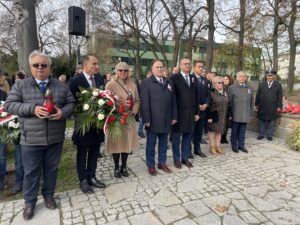 11.11.2022. Sandomierz. Narodowe Święto Niepodległości. Na zdjęciu (od lewej): radni Sandomierza z klubu PiS - od lewej: przewodniczący klubu Krzysztof Szatan, Marek Strugała, Agnieszka Frańczak-Szczepanek, poseł Marek Kwitek, starosta sandomierski Marcin Piwnik, Piotr Chojnacki -wiceprzewodniczący Rady Miasta, członkowie zarządu powiatu sandomierskiego Grażyna Szklarska i Ryszard Nagórny / Fot. Grażyna Szlęzak - Radio Kielce