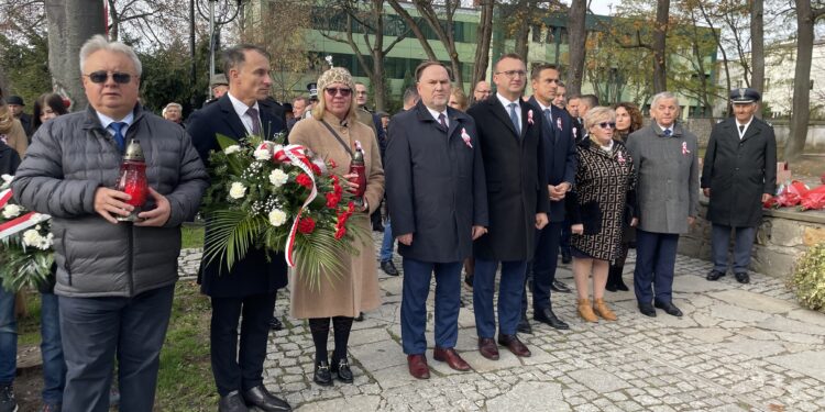 11.11.2022. Sandomierz. Narodowe Święto Niepodległości. Na zdjęciu (od lewej): radni Sandomierza z klubu PiS - od lewej: przewodniczący klubu Krzysztof Szatan, Marek Strugała, Agnieszka Frańczak-Szczepanek, poseł Marek Kwitek, starosta sandomierski Marcin Piwnik, Piotr Chojnacki -wiceprzewodniczący Rady Miasta, członkowie zarządu powiatu sandomierskiego Grażyna Szklarska i Ryszard Nagórny / Fot. Grażyna Szlęzak - Radio Kielce