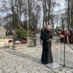 Poseł Marek Kwitek: tylko silny i dumny naród mógł przerwać tak długą niewolę - Radio Kielce 11.11.2022. Sandomierz. Narodowe Święto Niepodległości. Na zdjęciu: ks kanonik Jacek Marchewka, proboszcz parafii katedralnej w Sandomierzu / Fot. Grażyna Szlęzak - Radio Kielce