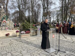 11.11.2022. Sandomierz. Narodowe Święto Niepodległości. Na zdjęciu: ks kanonik Jacek Marchewka, proboszcz parafii katedralnej w Sandomierzu / Fot. Grażyna Szlęzak - Radio Kielce