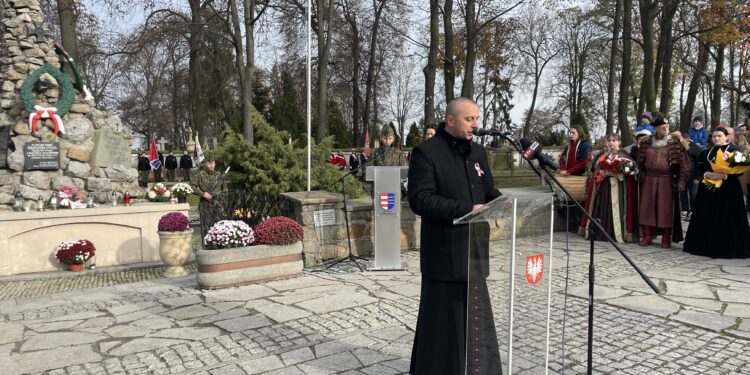 11.11.2022. Sandomierz. Narodowe Święto Niepodległości. Na zdjęciu: ks kanonik Jacek Marchewka, proboszcz parafii katedralnej w Sandomierzu / Fot. Grażyna Szlęzak - Radio Kielce