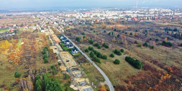 02.11.2022. Kielce. Ulica Białogońska sąsiadująca z Chęcińsko-Kieleckim Parkiem Krajobrazowym / Fot. Jarosław Kubalski – Radio Kielce