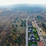 02.11.2022. Kielce. Ulica Białogońska sąsiadująca z Chęcińsko-Kieleckim Parkiem Krajobrazowym / Fot. Jarosław Kubalski – Radio Kielce