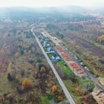 02.11.2022. Kielce. Ulica Białogońska sąsiadująca z Chęcińsko-Kieleckim Parkiem Krajobrazowym / Fot. Jarosław Kubalski – Radio Kielce