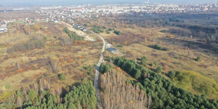 02.11.2022. Kielce. Ulica Białogońska sąsiadująca z Chęcińsko-Kieleckim Parkiem Krajobrazowym / Fot. Jarosław Kubalski – Radio Kielce