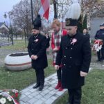 11.11.2022. Osiek. Narodowe Święto Niepodległości. Delegacja Grupy Azoty Kopalń i Zakładów Chemicznych Siarki Siarkopol w Grzybowie ,w środku dyrektor ds. marketingu i komunikacji Magdalena Porwet z górnikami: Janem Wieczorkiem i Andrzejem Kubalą. / Fot. Grażyna Szlęzak - Radio Kielce