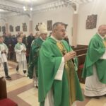 13.11.2022. Tarnobrzeg. Światowy Dzień Ubogich. Na zdjęciu (od lewej): ks. Bogusław Pitucha - dyrektor Caritas Diecezji Sandomierskiej, bp Krzysztof Nitkiewicz, ks. Jan Biedroń - proboszcz parafii Matki Bożej Nieustającej Pomocy w Tarnobrzegu. / Fot. Grażyna Szlęzak - Radio Kielce