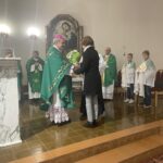 13.11.2022. Tarnobrzeg. Światowy Dzień Ubogich. Na zdjęciu kwiaty przyjmuje bp Krzysztof Nitkiewicz. / Fot. Grażyna Szlęzak - Radio Kielce