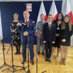 14.11.2022. Szkoła w Zawierzbiu. Konferencja prasowa. Na zdjęciu (od lewej) Ewa Drzazga - zastępca wójta gminy Samborzec, poseł PiS Marek Kwitek, Jan Wrona - dyrektor Szkoły Podstawowej w Zawierzbiu, uczeń Mateusz Podolecki, Agnieszka Kiliańska - prezes Stowarzyszenia Przyjaciół Szkoły „ Dobro Dzieci”, Ewa Kasprzycka - uczennica / Fot. Grażyna Szlęzak - Radio Kielce