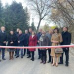 15.11.2022. Dwikozy. Otwarcie wyremontowanego odcinka drogi. Na zdjęciu (od lewej): Marcin Piwnik - starosta sandomierski, Maria Łukasiewicz - przewodnicząca Rady Gminy w Dwikozach, Tomasz Dyl - prezes firmy Dylmex wykonawca remontu, Mirosław Dziarek - radny gminy Dwikozy, Piotr Martyniak - dyrektor Powiatowego Zarządu Dróg , Waldemar Maruszczak - radny powiatowy, Mariola Żmuda - zastępca wójta gminy Dwikozy, Tomasz Huk - przewodniczący rady powiatu sandomierskiego, członkowie zarządu powiatu : Grażyna Szklarska, Ryszard Nagórny, Iwona Korczyńska- Sapielak radna powiatowa, Zbigniew Kwasek członek zarządu powiatu. / Fot. Grażyna Szlęzak - Radio Kielce