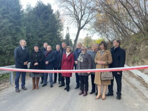 15.11.2022. Dwikozy. Otwarcie wyremontowanego odcinka drogi. Na zdjęciu (od lewej): Marcin Piwnik - starosta sandomierski, Maria Łukasiewicz - przewodnicząca Rady Gminy w Dwikozach, Tomasz Dyl - prezes firmy Dylmex wykonawca remontu, Mirosław Dziarek - radny gminy Dwikozy, Piotr Martyniak - dyrektor Powiatowego Zarządu Dróg , Waldemar Maruszczak - radny powiatowy, Mariola Żmuda - zastępca wójta gminy Dwikozy, Tomasz Huk - przewodniczący rady powiatu sandomierskiego, członkowie zarządu powiatu : Grażyna Szklarska, Ryszard Nagórny, Iwona Korczyńska- Sapielak radna powiatowa, Zbigniew Kwasek członek zarządu powiatu. / Fot. Grażyna Szlęzak - Radio Kielce