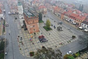 10.11.2022. Sandomierz. Rynek. Żywa flaga / Fot. Jarosław Kubalski - Radio Kielce