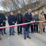 15.11.2022. Dwikozy. Otwarcie wyremontowanego odcinka drogi. Na zdjęciu (na pierwszym planie) Marcin Piwnik - starosta sandomierski. / Fot. Grażyna Szlęzak - Radio Kielce