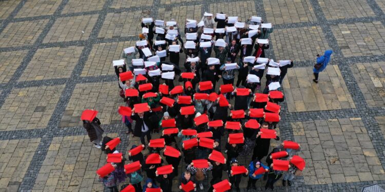 10.11.2022. Sandomierz. Rynek. Żywa flaga / Fot. Jarosław Kubalski - Radio Kielce