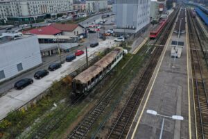 14.11.2022. Kielce. Spalony wagon na dworcu PKP / Fot. Jarosław Kubalski - Radio Kielce