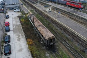 14.11.2022. Kielce. Spalony wagon na dworcu PKP / Fot. Jarosław Kubalski - Radio Kielce