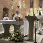 19.11.2022. Zawichost. Uroczystość patronki miasta, bł. Salomei. Orzy ołtarzu bp Krzysztof Nitkiewicz. / Fot. Grażyna Szlęzak - Radio Kielce