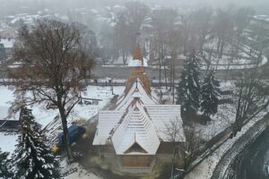 25.11.2022. Kielce. Białogon. Zabytkowy drewniany kościół / Fot. Jarosław Kubalski - Radio Kielce