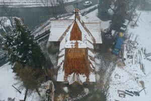25.11.2022. Kielce. Białogon. Zabytkowy drewniany kościół / Fot. Jarosław Kubalski - Radio Kielce