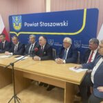 29.11.2022. Staszów. Na zdjęciu (od lewej): Jolanta Piotrowska - skarbnik powiatu, Krzysztof Szyszkowski i Rafał Szyszkowski - Przedsiębiorstwo Robót Drogowych w Staszowie, Józef Żółciak - starosta staszowski, poseł Marek Kwitek, Stanisław Batóg - wiceprzewodniczący Rady Powiatu Staszowskiego, Mirosław Bernyś -dyrektor Powiatowego Zarządu Dróg w Staszowie, Paweł Krakowiak -kierownik wydziału budowy dróg i mostów w PZD / Fot. Grażyna Szlęzak - Radio Kielce