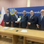 29.11.2022. Staszów. Na zdjęciu (od lewej): Jolanta Piotrowska - skarbnik powiatu, Krzysztof Szyszkowski i Rafał Szyszkowski - Przedsiębiorstwo Robót Drogowych w Staszowie, Józef Żółciak - starosta staszowski , poseł Marek Kwitek, Stanisław Batóg - wiceprzewodniczący Rady Powiatu Staszowskiego / Fot. Grażyna Szlęzak - Radio Kielce