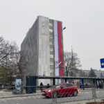 10.11.2022. Kielce. Na Świętokrzyskim Urzędzie Wojewódzkim w Kielcach zawisła biało-czerwona flaga o długości 32 metrów / Fot. Robert Felczak – Radio Kielce