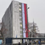 10.11.2022. Kielce. Na Świętokrzyskim Urzędzie Wojewódzkim w Kielcach zawisła biało-czerwona flaga o długości 32 metrów / Fot. Robert Felczak – Radio Kielce