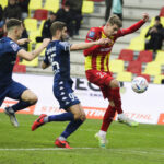 12.11.2022. Kielce. Mecz 17. kolejki PKO BP Ekstraklasy Korona Kielce - Widzew Łódź. Na zdjęciu (z prawej): Adrian Danek / Fot. Jarosław Kubalski - Radio Kielce