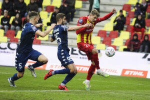 12.11.2022. Kielce. Mecz 17. kolejki PKO BP Ekstraklasy Korona Kielce - Widzew Łódź. Na zdjęciu (z prawej): Adrian Danek / Fot. Jarosław Kubalski - Radio Kielce