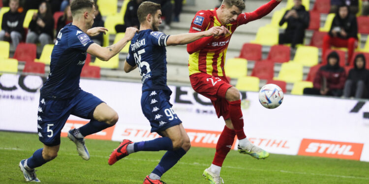 12.11.2022. Kielce. Mecz 17. kolejki PKO BP Ekstraklasy Korona Kielce - Widzew Łódź. Na zdjęciu (z prawej): Adrian Danek / Fot. Jarosław Kubalski - Radio Kielce