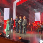 11.11.2022. Kielce, WDK. Koncert „Wyśpiewać Niepodległość”. Na zdjęciu (od lewej): Edyta Bobryk zastępca dyrektora WDK, Łukasz Lech - reżyser widowiska, Tomasz Jamka - członek zarządu województwa, wojewoda Zbigniew Koniusz, poseł Krzysztof Lipiec. / Fot. Michał Kita - Radio Kielce