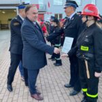 08.11.2022. Samborzec. Przekazanie promes dla młodzieżowych drużyn pożarniczych. Na zdjęciu (po lewej): poseł Marek Kwitek. / Fot. Anna Pawlak Biuro Poselskie posła M. Kwitka