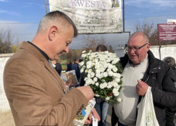 01.11.2022. Mirzec. Kwesta ma rzecz renowacji nagrobków. Na zdjęciu (po lewej stronie): Mirosław Seweryn - wójt Mirca. / Fot. Anna Głąb - Radio Kielce