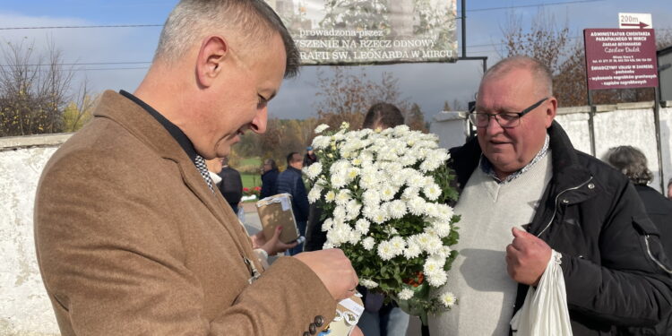 01.11.2022. Mirzec. Kwesta ma rzecz renowacji nagrobków. Na zdjęciu (po lewej stronie): Mirosław Seweryn - wójt Mirca. / Fot. Anna Głąb - Radio Kielce