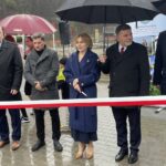 05.11.2022. Kunów, Otwarcie kompleksu sportowo-rekreacyjnego. Na zdjęciu (od lewej): ks. Jerzy Ejchler, Lech Łodej - burmistrz Kunowa, Krzysztof Ołownia - przedstawiciel senatora Jarosława Rusieckiego, Anna Krupka - wiceminister sportu i turystyki, Andrzej Kryj - poseł PiS i Piotr Bek - przewodniczący Rady Miasta i Gminy Kunów / Fot. Anna Głąb - Radio Kielce