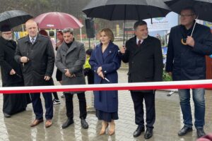 05.11.2022. Kunów, Otwarcie kompleksu sportowo-rekreacyjnego. Na zdjęciu (od lewej): ks. Jerzy Ejchler, Lech Łodej - burmistrz Kunowa, Krzysztof Ołownia - przedstawiciel senatora Jarosława Rusieckiego, Anna Krupka - wiceminister sportu i turystyki, Andrzej Kryj - poseł PiS i Piotr Bek - przewodniczący Rady Miasta i Gminy Kunów / Fot. Anna Głąb - Radio Kielce