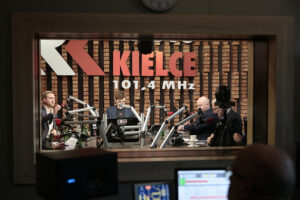 28.11.2022. Studio Polityczne Radia Kielce. / Fot. Wiktor Taszłow - Radio Kielce