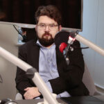 28.11.2022. Studio Polityczne Radia Kielce. Na zdjęciu: Filip Strząbała - Nowa Lewica. / Fot. Wiktor Taszłow - Radio Kielce